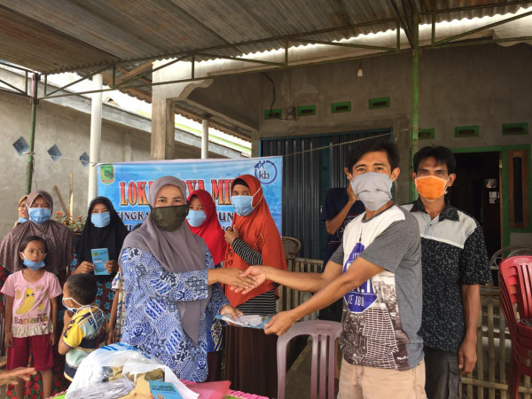 Pembagian Masker Gratis kepada penduduk desa kampung KB Umo Jati