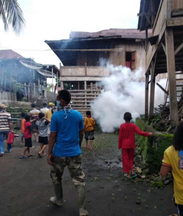 penyemprotan disinfektan di kampung kb martapura