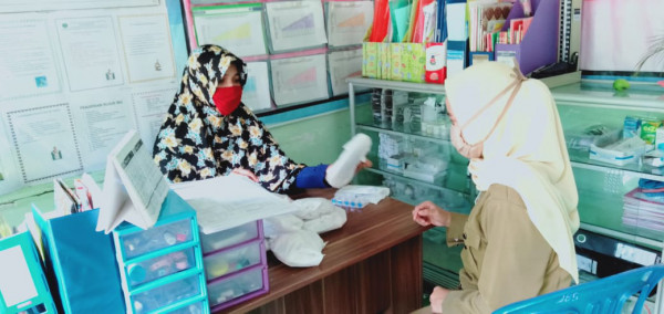 Distribusi alat kontrasepsi ke Bidan Desa di Polindes Talang Ubi Barat