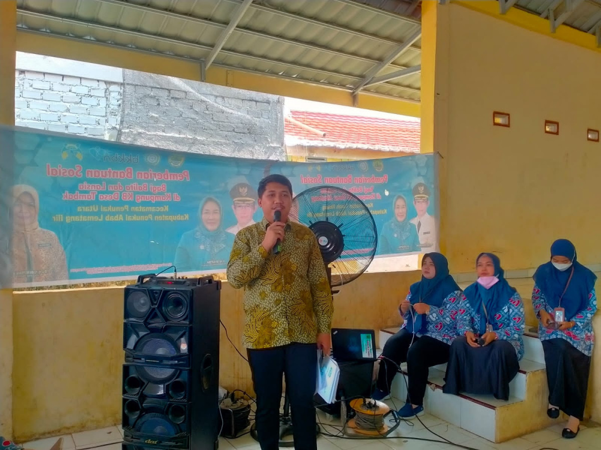Paparan mengenai capaian pelaksanaan program Bangga Kencana di kampung Kb Talang Pipa oleh Ketua Kampung KB