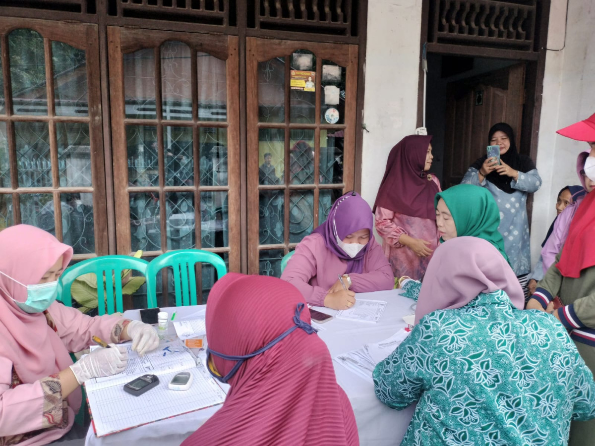 Pelayanan kesehatan kepada Warga di Kampung KB Tanjung Rawo