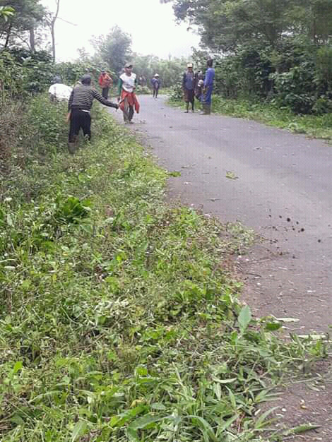 Gotong royong membersihkan jalan