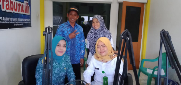 Mengadakan siaran langsung di Radio