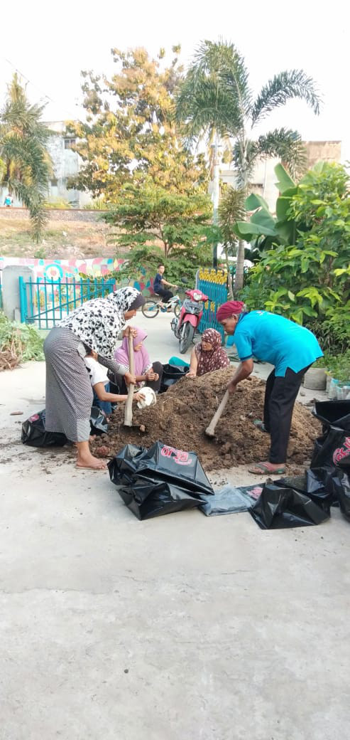 Ibu-ibu KWT Yellow Cosmos mengisi Polibag 