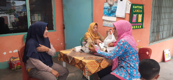 Melakukan konseling KB kepada pasangan usia subur