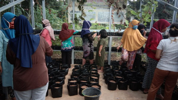 Ibu-ibu anggota KWT Matahari