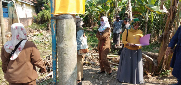 bersama dinas terkait men survey lokasi untuk pembuatan kolam ikan lele