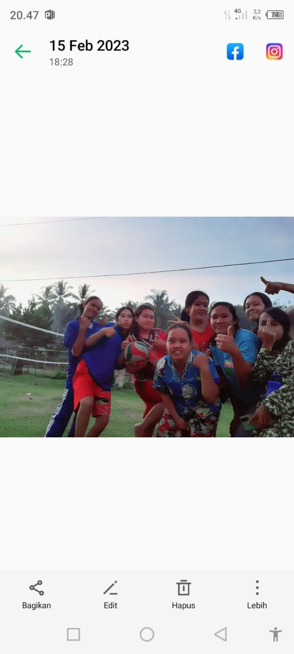 Sejumlah remaja yang mengikuti olahraga Volly Desa Pukur