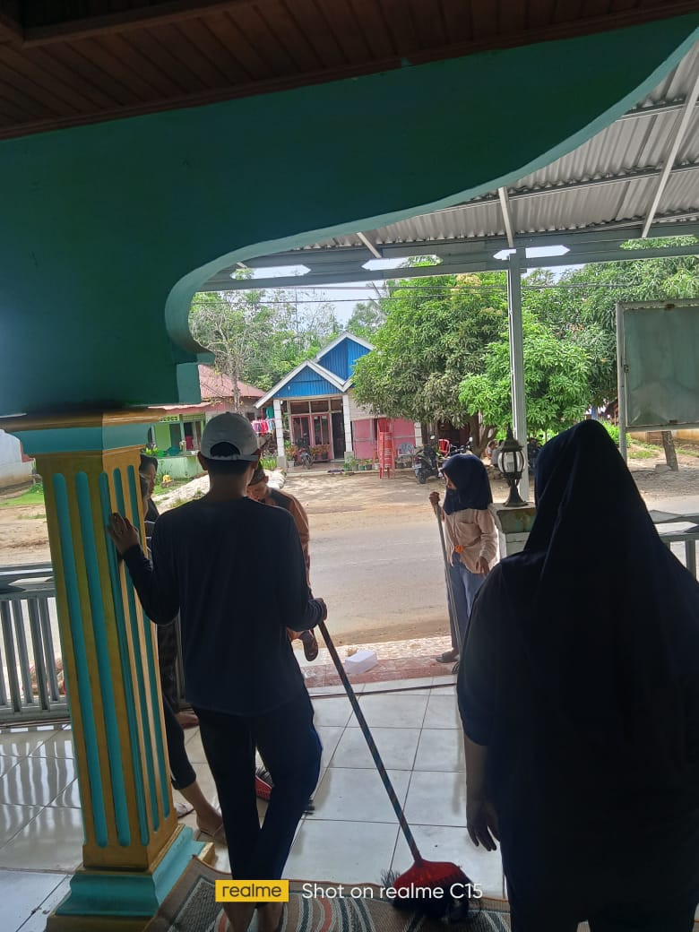 Kegiatan Gotong Royong membersihkan Masjid oleh Pik R