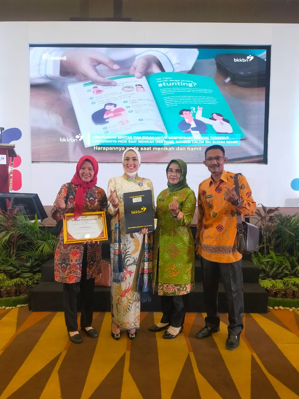 Dokumentasi Kegiatan Penyerahan Piagam Penghargaan Juara Harapan 1 Tingkat Nasional Lomba Menu Kreasi Dashat Kampung KB Desa Pondok Lunang