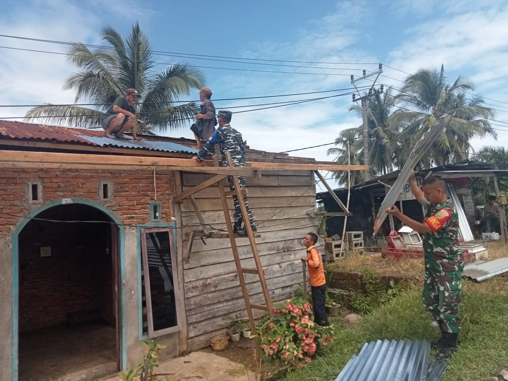 Peduli Korban Bencana Pemdes, Babinsa TNI AD, AL, BPD dan Warga segerakan perbaikan atap rumah warga