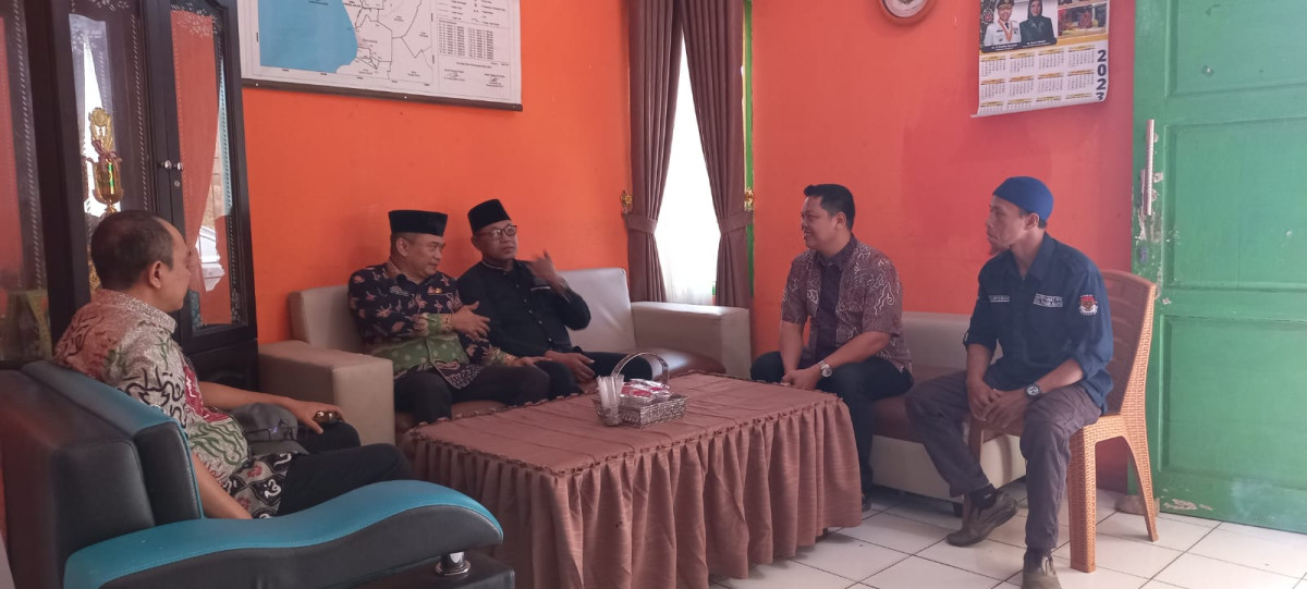 Kunjungan Kerja Bapak SEKDA Bengkulu Tengah (Rachmat Riyanto) ke kantor desa pondok kelapa, 26/10/2023