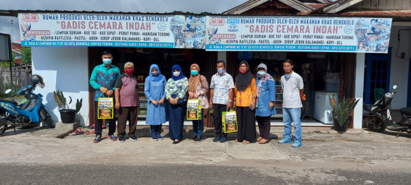 FOTO BERSAMA BKKBN PUSAT DI DEPAN POKTAN UPPKS CEMARA INDAH LEMPUING