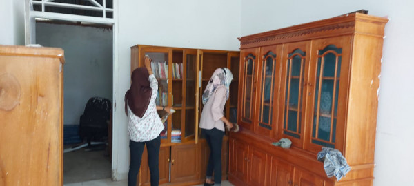 Menyusun dan merapihkan Buku2 