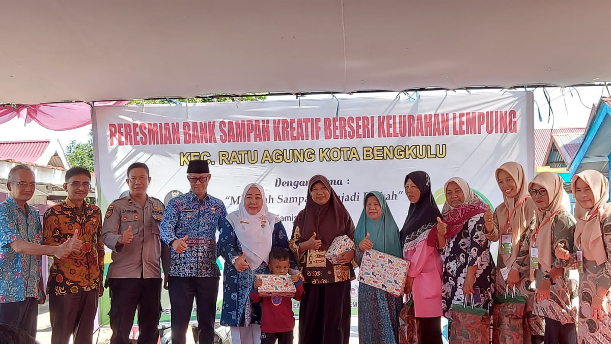 Bersama Para Nasabah Bank Sampah Kreatif Berseri Kelurahan Lempuing