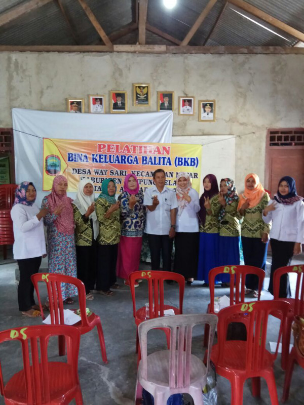 foto bersama PKB, Korluh, ibu Kepala Desa dan Kader BKB