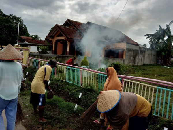Gotong royong membersihkan kebun TOGA dan Warung Hidup desa Waysari 