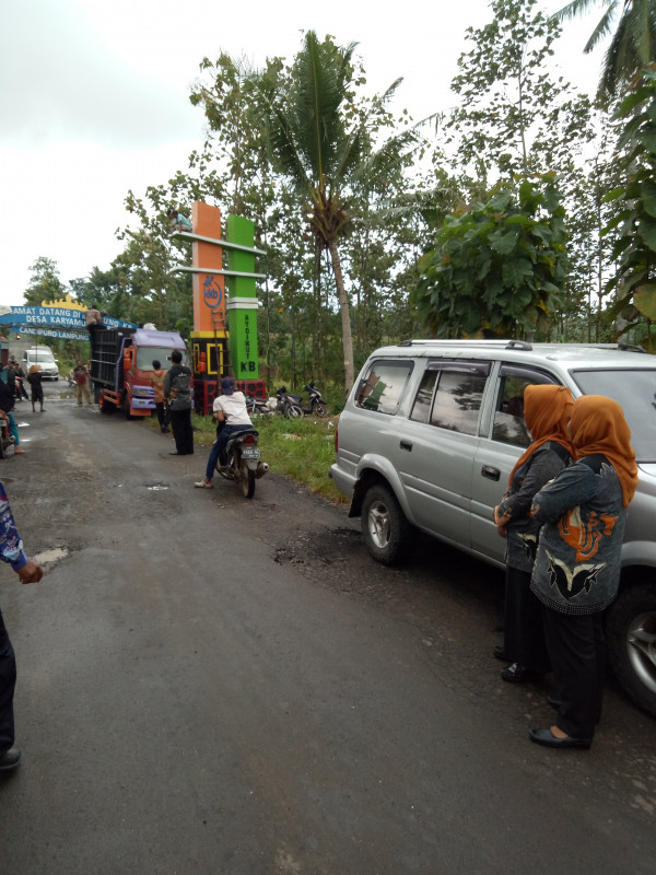 PROSES PEMBUATAN GAPURO KAMPUNG KB