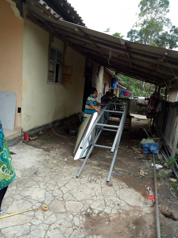 GOTONG ROYONG BANGUN GAPURO KAMPUNG KB