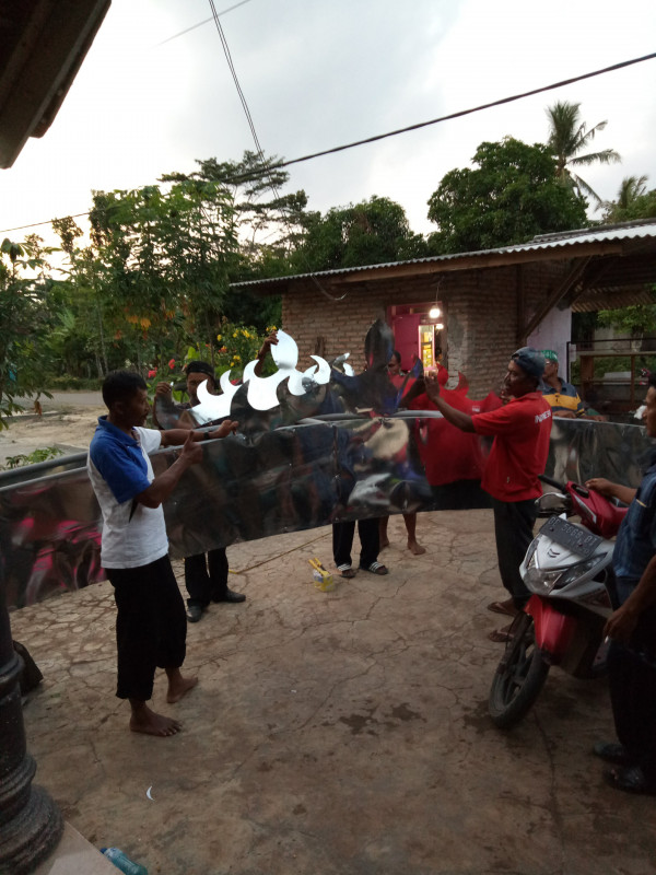 GOTONG ROYONG BANGUN GAPURO KAMPUNG KB