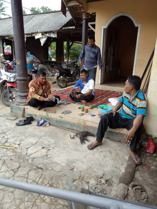 GOTONG ROYONG BANGUN GAPURO KAMPUNG KB