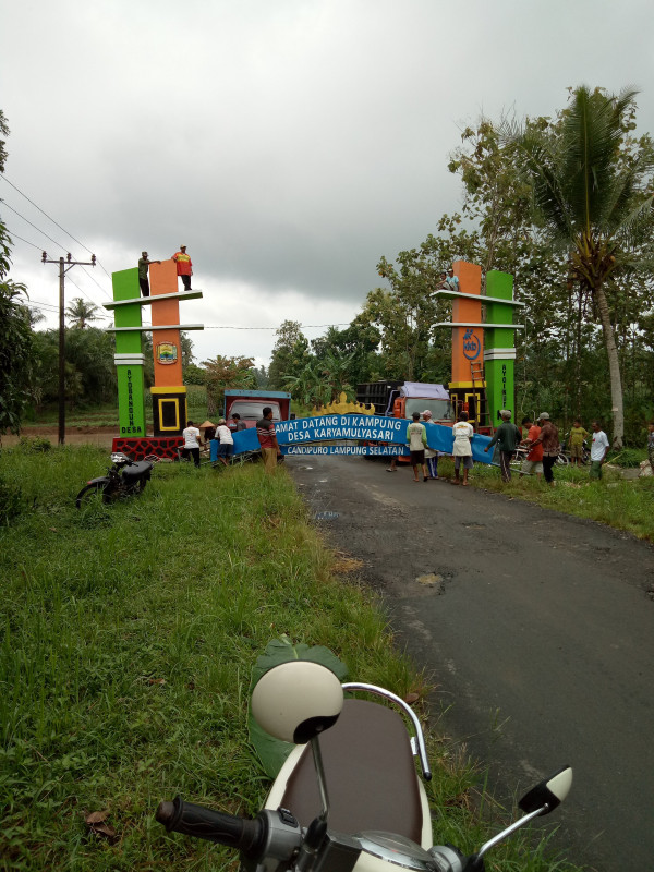 GOTONG ROYONG BANGUN GAPURO KAMPUNG KB