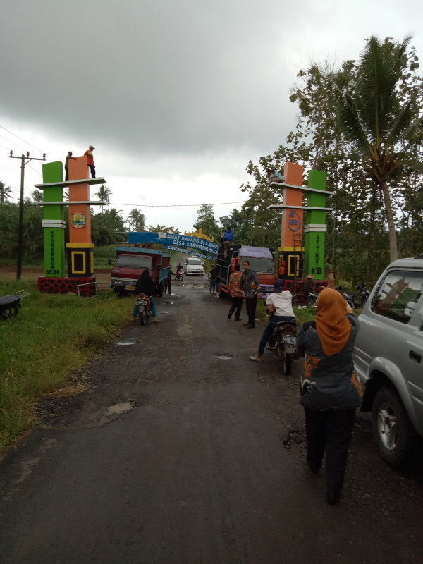 GOTONG ROYONG BANGUN GAPURO KAMPUNG KB