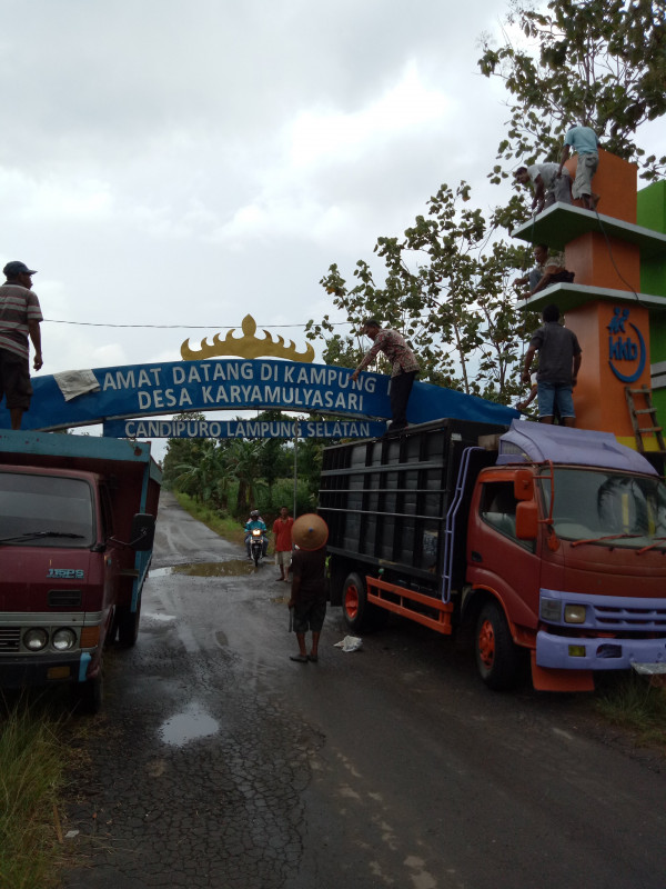 GOTONG ROYONG BANGUN GAPURO KAMPUNG KB