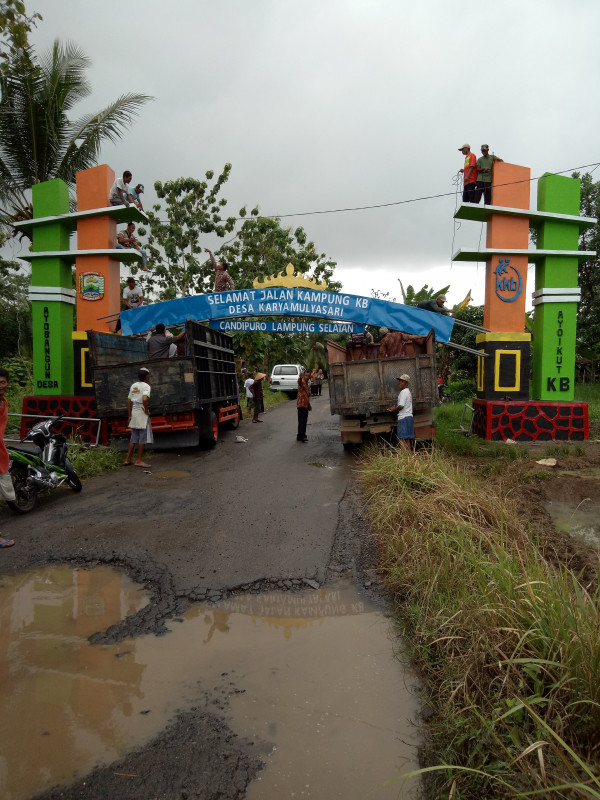 GOTONG ROYONG BANGUN GAPURO KAMPUNG KB