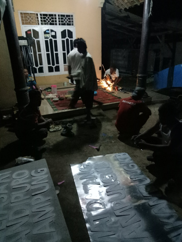 GOTONG ROYONG BANGUN GAPURO KAMPUNG KB