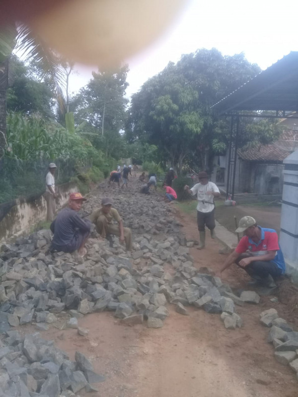 GOTONG ROYONG WARGA PERBAIKAN JALAN