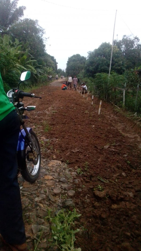 KEGIATAN GOTONG ROYONG WARGA DALAM PERBAIKAN JALAN