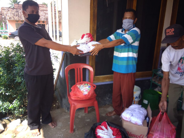 pembagian masker untuk masyarakat desa dalam rangka pencegahan covid 19 oleh penerintahan desa kampung kb karya mulya sari