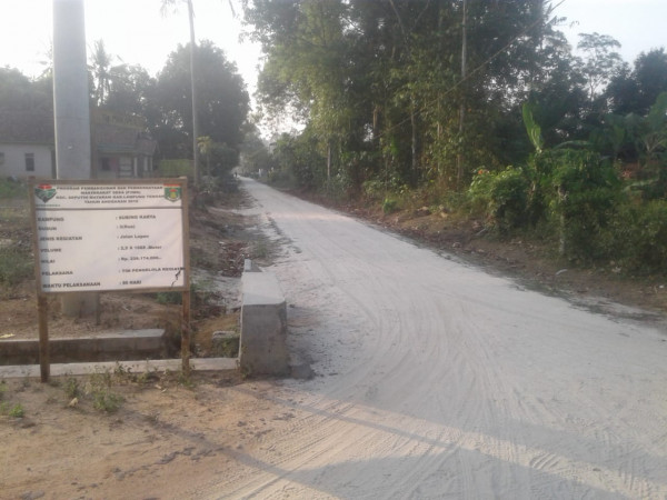 Pembangunan jalan lapen di Dusun 02, Kampung Subing Karya