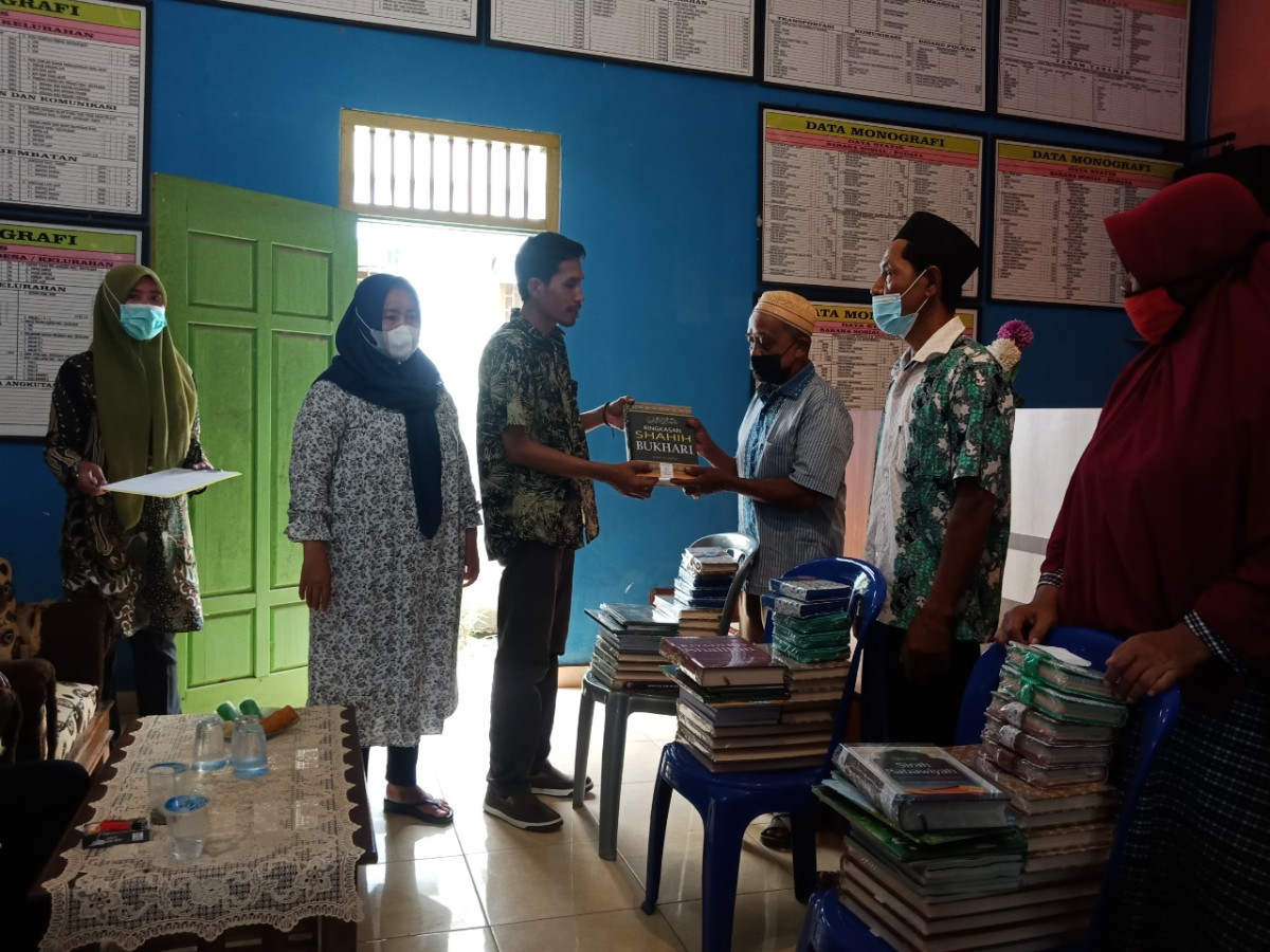 Pemberian Bantuan Al-Qur'an, Iqro, dan Buku Bacaan Islami untuk semua TPA di Kampung Goras Jaya