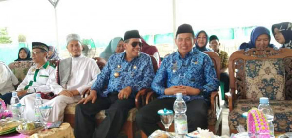 Bpk Bupati Lampung T3ngah dan Bpk camat way pengubuan dalam acara penyaluran bantua zakat