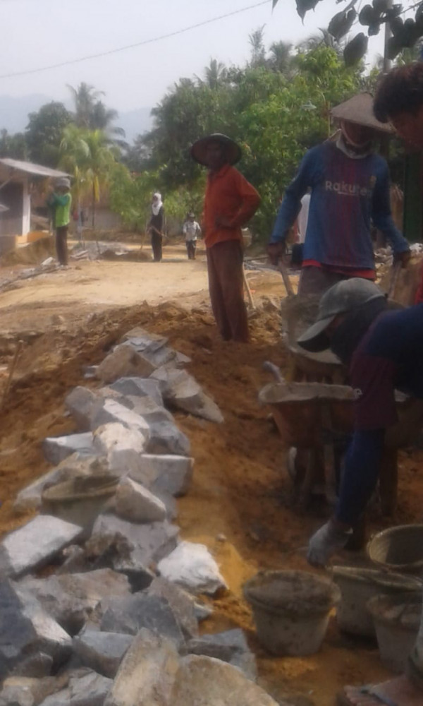 Pembuatan talut irigasi di kampung kb beserta kepala kampung sendang baru