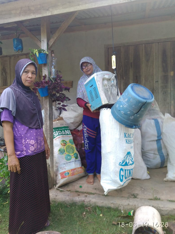 Kegiatan warga Kampung KB berupa Bank Sampah . Kebersihan Lingkungsn dan meningkatkan ekonomi keluarga mengumpulksn barang bekas yg tdk berguna lgi