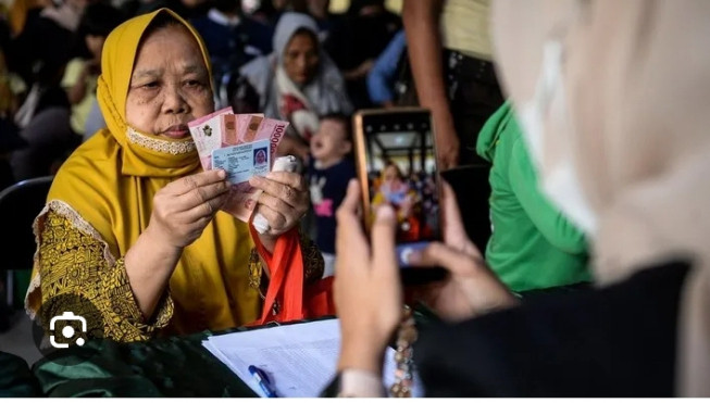 PEMBAGIAN BANTUAN LANGSUNG TUNAI
