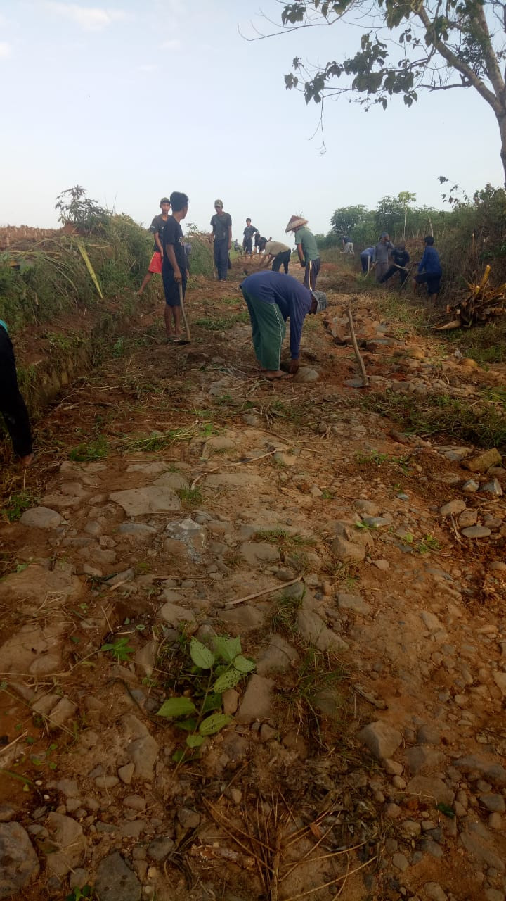 KEGIATAN GOTONG ROYONG MEMBERSIHKAN JALAN