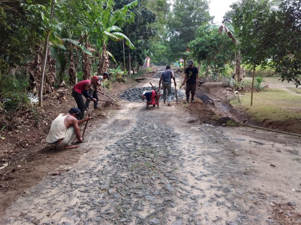 Proses pembersihan tanah dan rumput di jalan onderlah