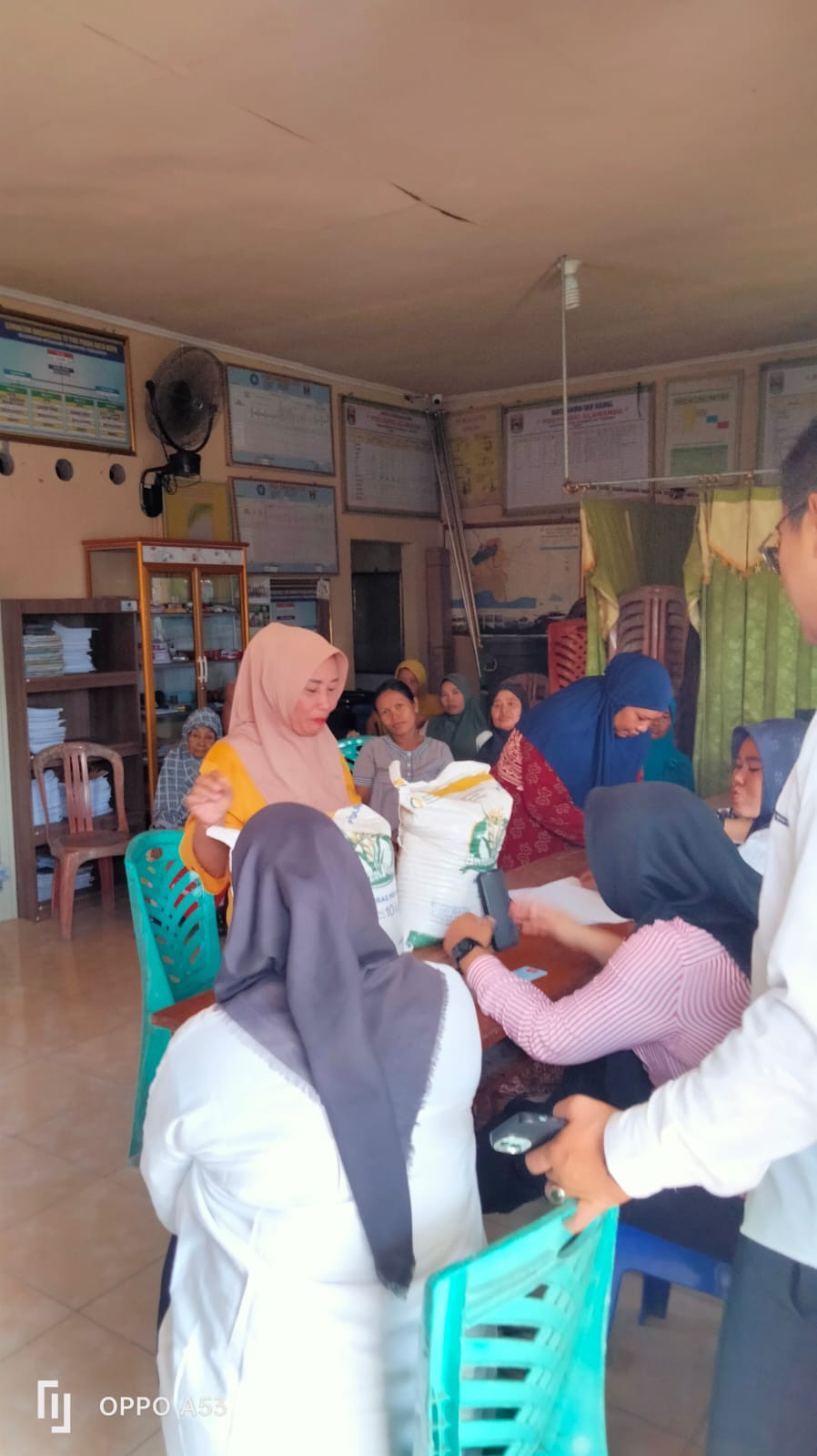 Pembagian beras bansos