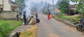 Melakukan kegiatan gotong royong membersihkan pekon