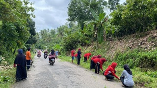 Melakukan kegiatan gotong royong membersihkan jalanan