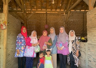 Memberikan bantuan PMT kepada sasaran GENTING de