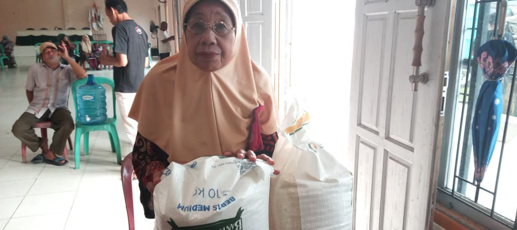 pembagian beras bantuan kepaada penerima bantuan, semoga bermanfaat