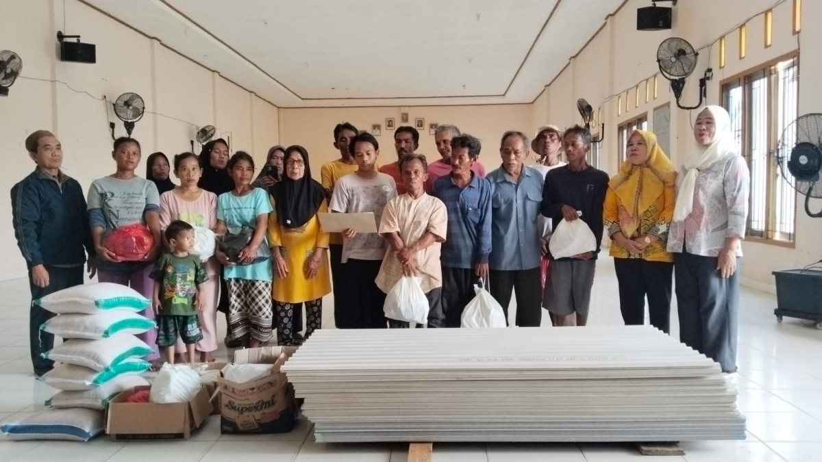 Pembagian Bantuan Sembako dan Asbes Kepada Korban Banjir Pasang dan Angin Kencang