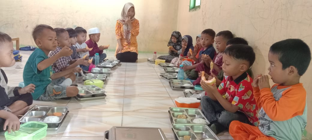 Kegiatan ngaji bersama di pondok Tumakninah Yasin 2 Di desa Negara Ratu kecamatan Batang hari Nuban Lampung Timur