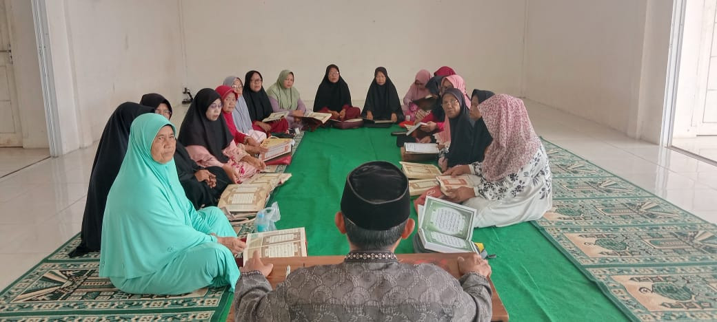 Kegiatan ngaji bersama di pondok Tumakninah Yasin 2