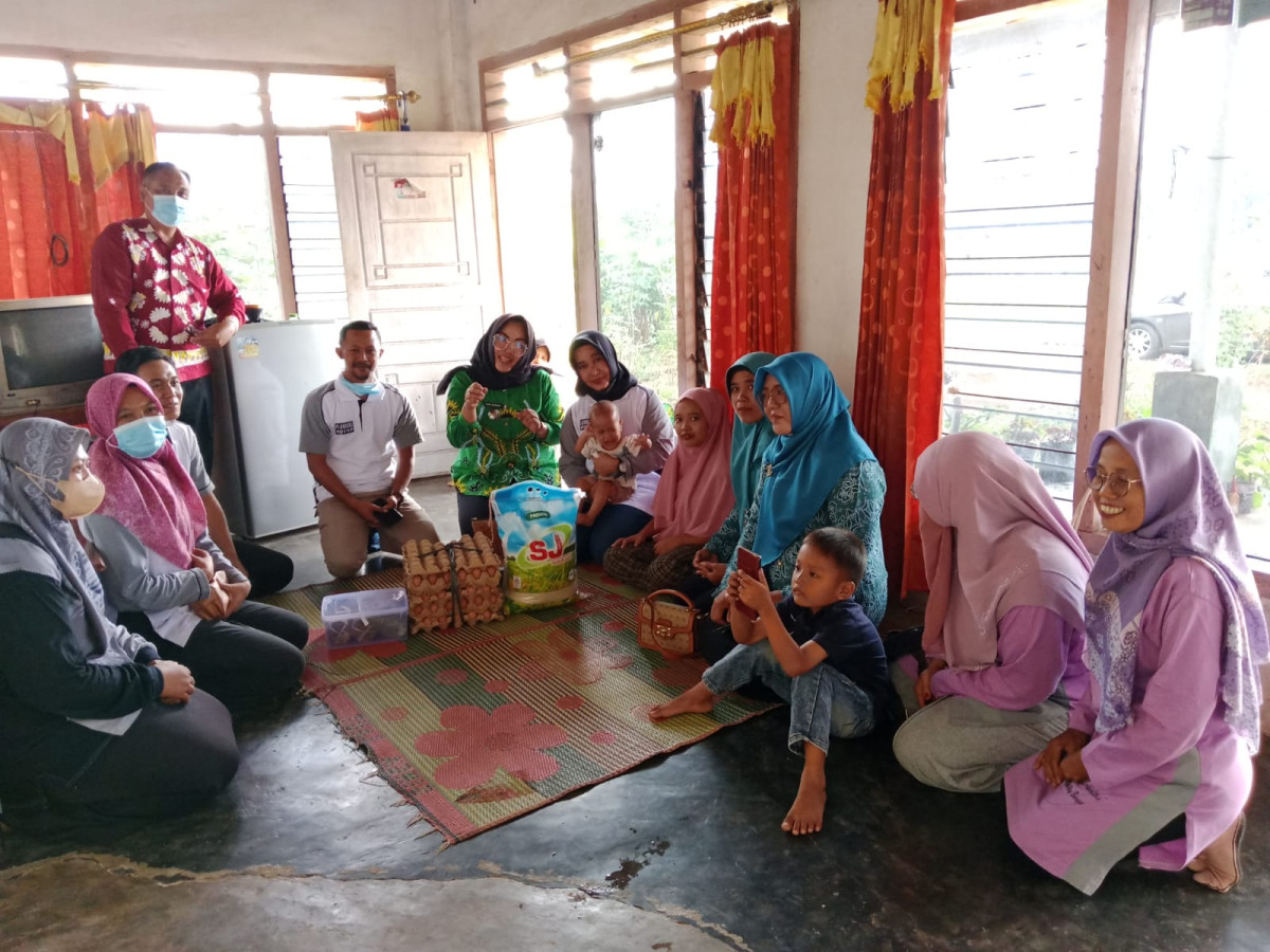 Penyerahan bantuan kepada keluarga yang beresiko Stunting ooleh Bappeda Kabupaten lampung Timur